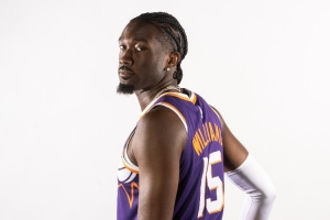 本賽季馬威上場(chǎng)時(shí)太陽全隊(duì)凈效率值為16.5 不在場(chǎng)時(shí)為-14.4