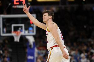 可圈可點！波斯特半場7中3貢獻(xiàn)9分4板2助 正負(fù)值+9