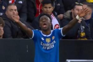 踢得不爽！維尼修斯比賽中大喊庫(kù)爾圖瓦：別開(kāi)大腳了！你短傳啊