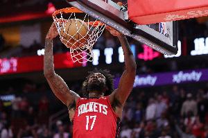 流暢！杜蘭特吸引包夾分球亞當(dāng)斯 后者妙傳助攻伊森輕松上籃得手