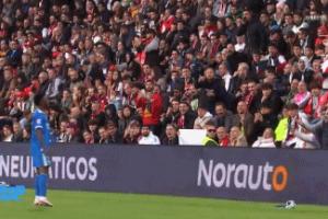 0-0戰(zhàn)平，維尼修斯大笑與巴列卡諾球迷對線：你們花錢來看我比賽