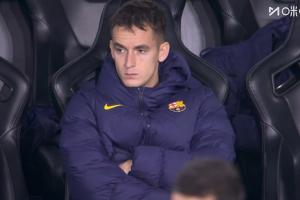 有點(diǎn)蒼涼...賽前不適被奧爾莫臨時(shí)替換，卡薩多出現(xiàn)在巴薩替補(bǔ)席