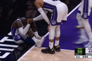 ??哥我身體沒你那么好！施羅德剛崴腳 威少握著手不放想拉起他