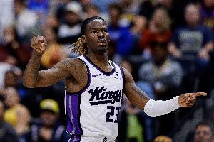 主打一個(gè)聽勸！國王球迷高喊：上基翁·埃利斯 主教練照辦