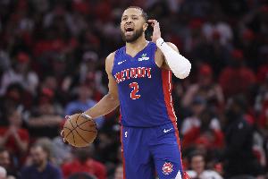 本賽季僅兩人曾連續(xù)三場至少20分10助：康寧漢姆、東契奇