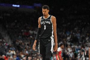 被摸透？文班自11月以來(lái)場(chǎng)均僅17分 命中率39.7% 場(chǎng)均5失誤