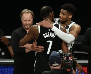 字母哥三個(gè)賽季場(chǎng)均得分過30 KD僅2次 上次KD得分多過字母是9年前