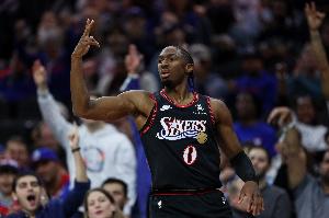 淪為空砍！馬克西26中10拿到33分4板7助2斷 末節(jié)獨得15分