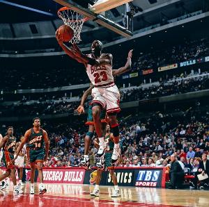 聊數(shù)據(jù)繞不開(kāi)我！37年前的今天喬丹砍下52分9斷