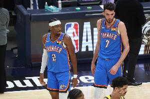 切特：暫停時我建議球隊多沖籃下 然后SGA連進(jìn)兩球 這讓我閉嘴