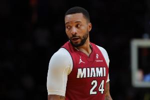 真猛??！鮑威爾半場(chǎng)8中4拿到18分1板2助1斷 次節(jié)10分