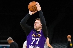 力爭勝利！湖人官推曬球隊(duì)賽前踩場投籃訓(xùn)練照：比賽日的演練