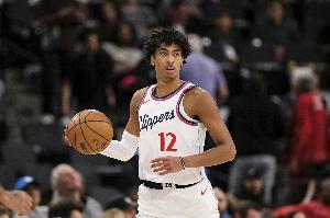 小伙子繼續(xù)加油！卡梅隆·克里斯蒂先搶斷反擊送助攻 再命中三分