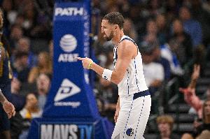 佛光普照！克萊定點(diǎn)+轉(zhuǎn)換連續(xù)飚進(jìn)2記三分 助隊(duì)逆轉(zhuǎn)比分