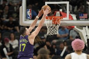 飛天遁地！赫伯特·瓊斯突破分球 馬特科維奇起飛滑翔單臂劈扣