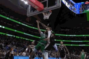 少年腰挺好！弗拉格轉身過人 空中對抗字母哥上籃打進反超