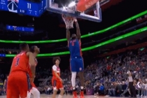 自己加難度？杜倫吃餅雙手扣籃扣飛 但自投自搶單臂隔扣薩爾！