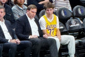 身穿東契奇湖人球衣男孩曾對(duì)獨(dú)行俠老板豎中指 今天又坐其身邊