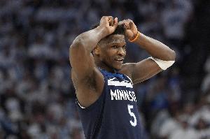 第三節(jié)獨(dú)得21分！愛德華茲25中13砍全場最高35分外加6板6助