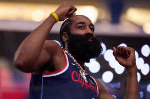 拆彈專家！哈登弧頂接鍋轟進(jìn)超遠(yuǎn)壓哨三分