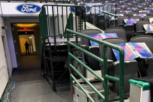 Stein：哈里森觀賽時座位旁會放置便攜式階梯 以便其隨時快速離場