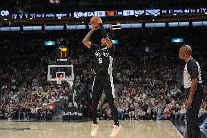 組織穩(wěn)??！卡斯?fàn)査统?1次助攻&連續(xù)兩場(chǎng)助攻上雙 另有19分5板3斷