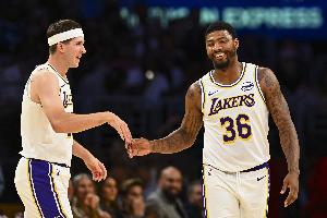 里夫斯：斯瑪特關(guān)注細(xì)節(jié)&防守專注 他對(duì)我們來(lái)說(shuō)真的真的很棒