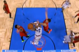 ??落后2分 班凱羅殺入內(nèi)線1打2還造成犯規(guī) 但罰球不中……