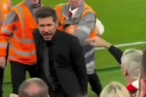 火氣真大??！球迷實拍西蒙尼和利物浦球迷沖突