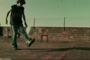 球王成長時！梅西20年前的廣告！當(dāng)時你注意到這個小伙子了嗎？