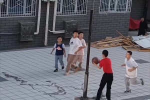 這個小區(qū)是不是應該反思一下：為什么孩子打球沒有籃筐？????