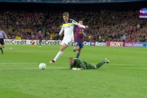 這一球價(jià)值5千萬(wàn)！托雷斯諾坎普千里走單騎摧毀夢(mèng)三王朝！