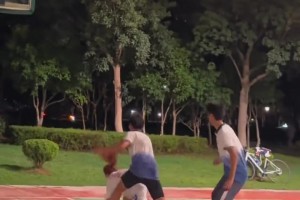 小伙你這是對(duì)人家妹子真下手啊，認(rèn)真的防守才是最好的尊重