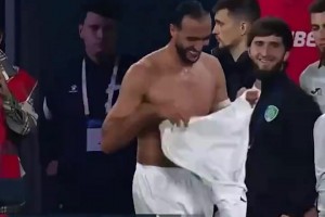 球員染紅離場把球衣送給球迷，判罰推翻后他又要回了球衣??