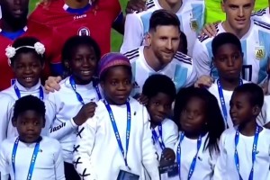 朱鵬宇頭腦清晰且冷靜，趴在那里沒動甚至還在佩尼亞射門時低下頭