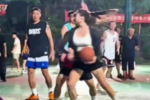 不知道該說是妹子打球厲害，還是哥們防守沒上強度？??????