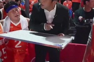 宋小寶當教練是什么畫風(fēng)哈？被戰(zhàn)術(shù)板卡住 得站椅子上布置戰(zhàn)術(shù)~