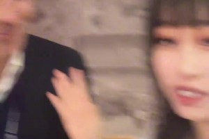 大老師竟然和切爾西傳奇名宿一起看球，今天妝容很美很漂亮呀??