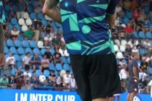 嗨過(guò)頭！因扎吉慘遭本方球員鎖頭暴擊，差點(diǎn)沒(méi)把老人家折騰壞了~