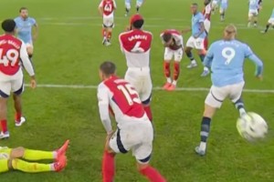 六分戰(zhàn)之前，韋世豪參與合練，蔣圣龍變身“頭盔俠”