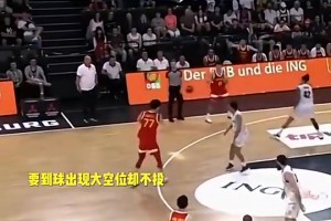 名場面！張鎮(zhèn)麟主動(dòng)要球，出現(xiàn)空位卻不投，喬帥在場邊都?xì)庹耍? >
                                        </div>
                                    </div>
                                                                        <div   id=