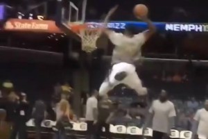 大爺帶著望眼鏡是來(lái)看比賽，還是來(lái)看啦啦隊(duì)美女啊??