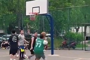 這身材，這技術(shù)！真是一名完美的東契奇球迷啊