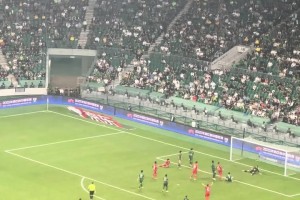 鬧脾氣！維尼修斯不滿被換下阿隆索上前安慰，扔下水瓶直奔更衣室