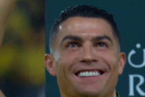 C羅眼里滿滿的愛(ài)！喬治娜帶著孩子們?cè)谂_(tái)上跟C羅開(kāi)心揮手