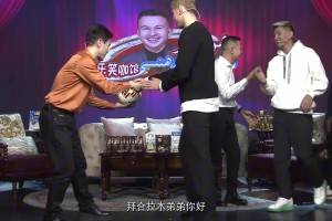 蘇亞雷斯在場邊給球隊老板泡馬黛茶，你小子被禁賽了還懂得討好~