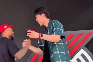 排面！開拓者辦派對歡迎利拉德回家，楊瀚森登場與利拉德?lián)肀В? >
                                        </div>
                                    </div>
                                                                        <div   id=