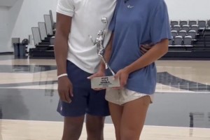 愛情事業(yè)雙豐收！阿德巴約向女友威爾遜送上MVP獎杯和擁抱~~