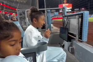 瓦妮莎帶著兩個寶貝女兒觀看道奇棒球賽 好活潑靈動！真的太像了