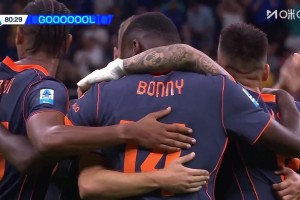 運(yùn)氣不錯(cuò)！奧古斯托打門擊中對(duì)方防守球員彈入球網(wǎng)